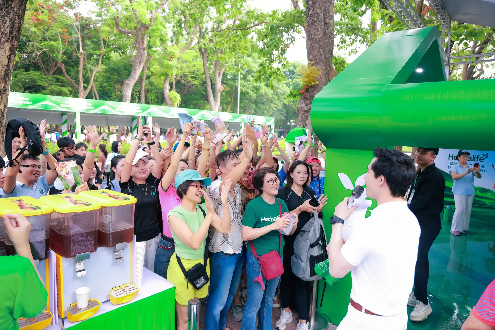 inh-cac-hoat-dong-tuong-tac-lan-toa-loi-song-nang-dong-tai-khu-vuc-booth-trai-nghiem-cua-herbalife-viet-nam-178269811865841065563-1782721789610-1782721789855624702111_1782897907.webp