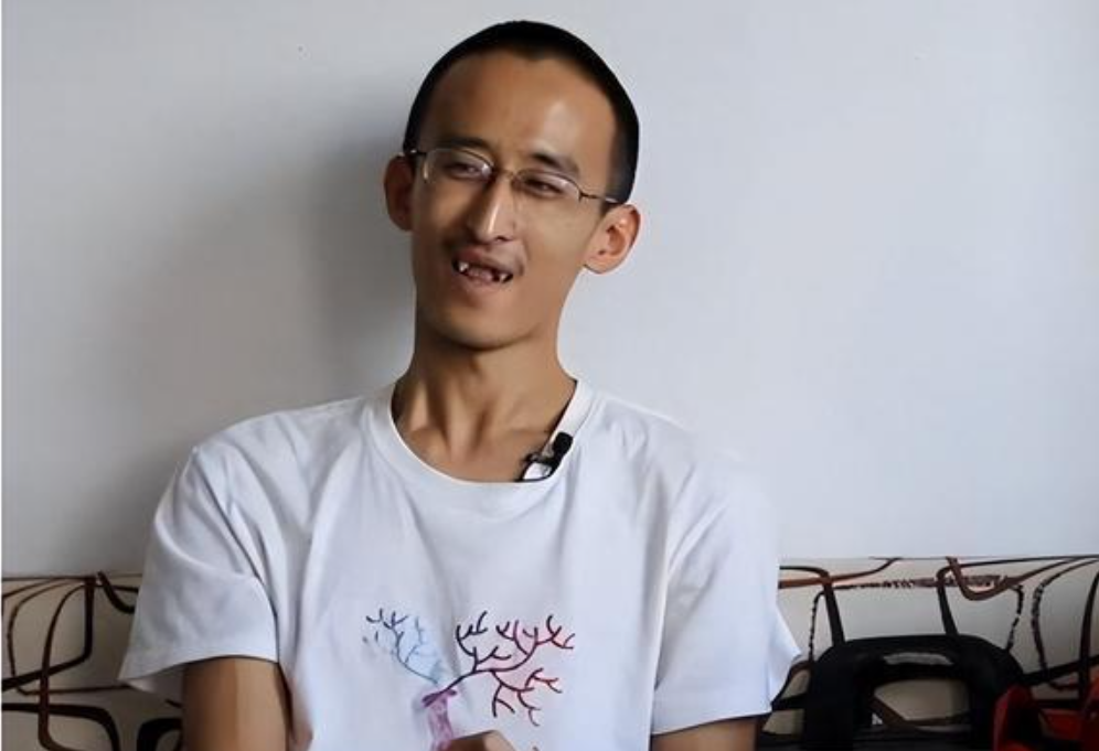 Cậu bé thần đồng từng được mệnh danh là 'con cưng của trời': 10 tuổi vào đại học, 16 tuổi đỗ Tiến sĩ, nay thất nghiệp, phải xin tiền trợ cấp từ bố mẹ