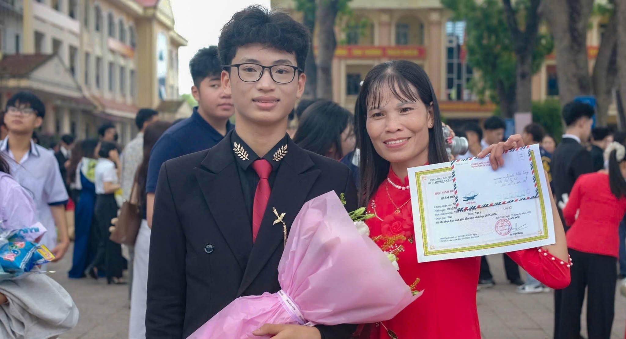 Thủ khoa duy nhất toàn quốc khối A00 đạt điểm tuyệt đối 30/30: Xuất thân từ gia đình thuần nông, không học trường chuyên