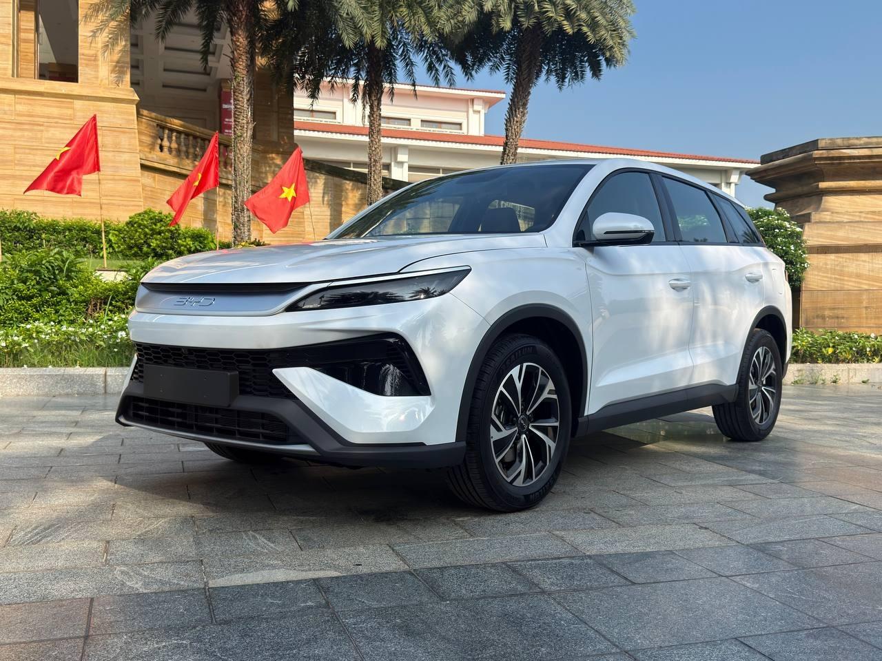 BYD Sealion 5 chốt ngày ra mắt khách Việt: Nhắm đấu CR-V, mục tiêu 700 xe/tháng, giá chưa tới 790 triệu đồng BYD Sealion 5 chốt ngày ra mắt khách Việt: Nhắm đấu CR-V, mục tiêu 700 xe/tháng, giá chưa tới 790 triệu đồng