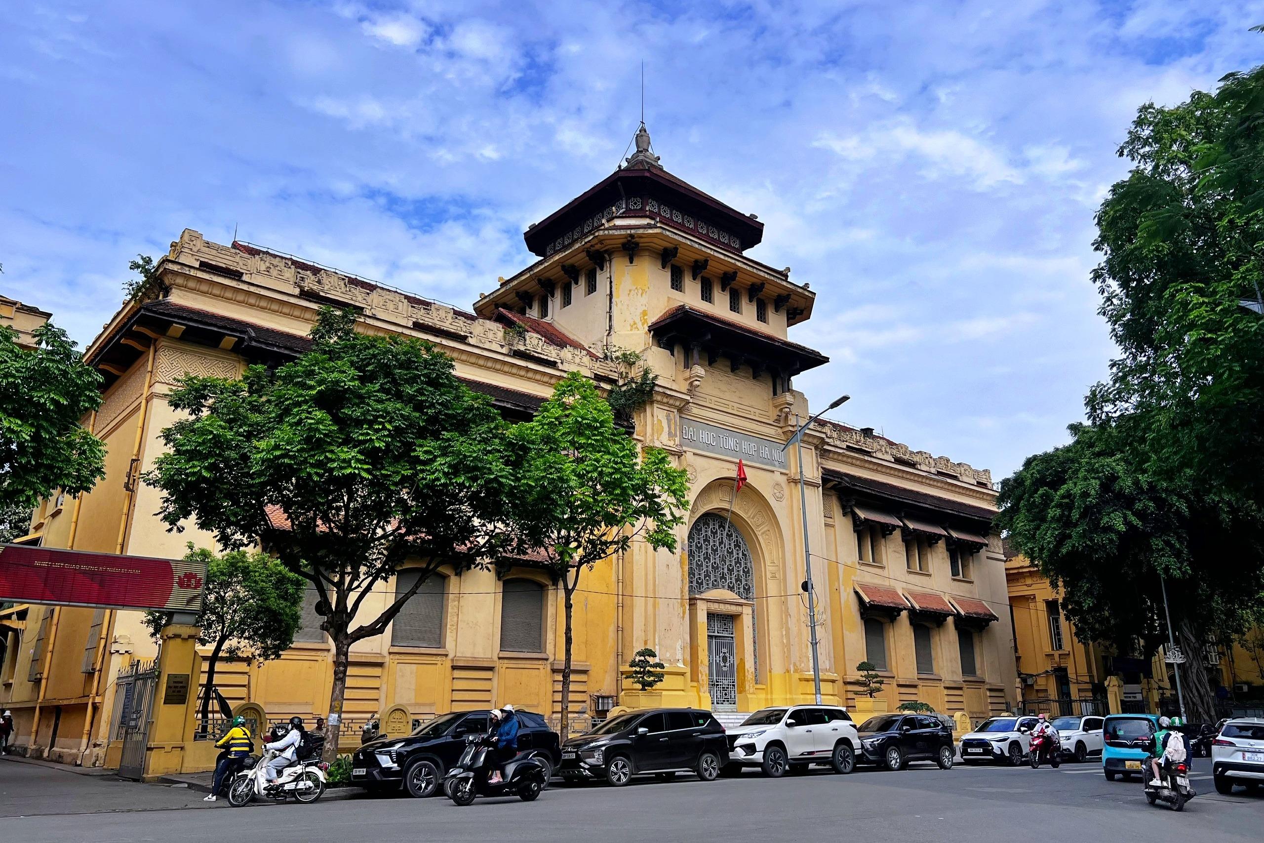 Gần 50 sinh viên bị cảnh báo, xóa tên, buộc thôi học tại ngôi trường hơn 120 năm tuổi giữa lòng Hà Nội Gần 50 sinh viên bị cảnh báo, xóa tên, buộc thôi học tại ngôi trường hơn 120 năm tuổi giữa lòng Hà Nội