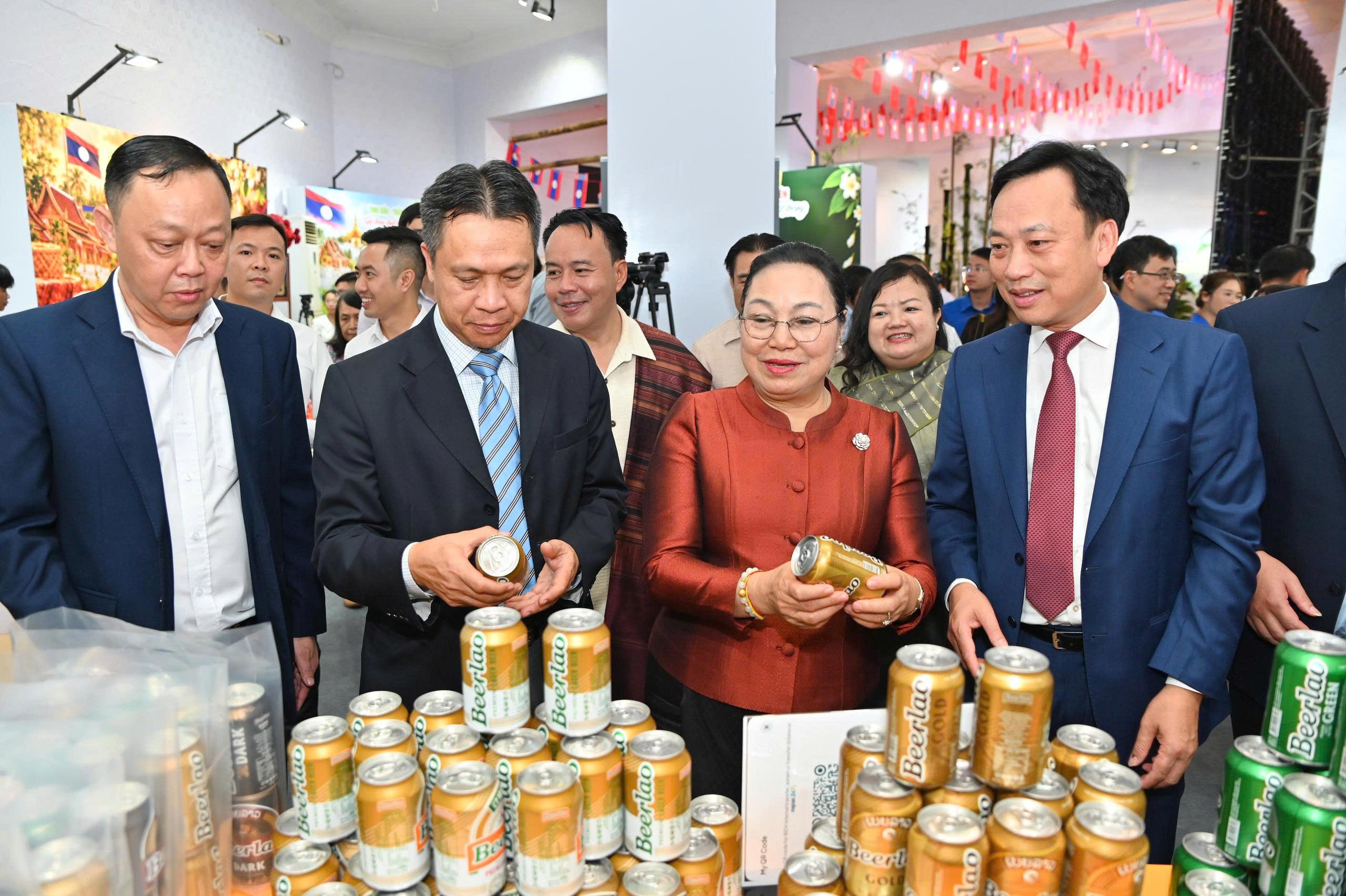Khai mạc Tuần lễ sản phẩm Việt - Lào: Hơn 100 sản phẩm đặc trưng hội tụ tại Hà Nội