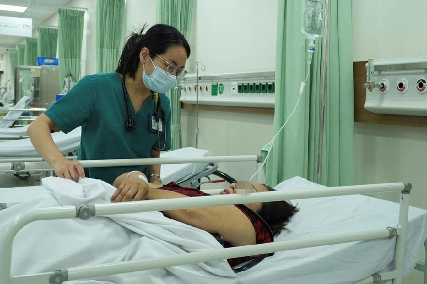 Thành phố Hồ Chí Minh: 17 người nhập viện nghi ngộ độc sau khi ăn bánh mì Thành phố Hồ Chí Minh: 17 người nhập viện nghi ngộ độc sau khi ăn bánh mì