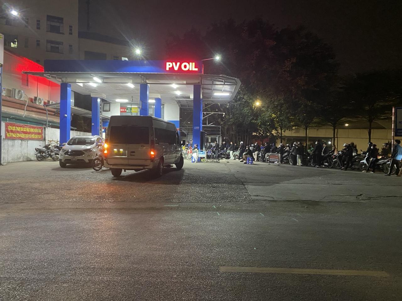 Giá xăng RON 95 tăng hơn 2.000 đồng/lít dù đã chi mạnh Quỹ bình ổn