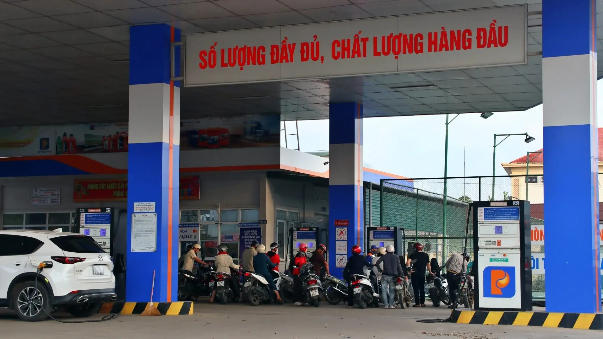 Giá xăng RON95 tăng 335 đồng/lít