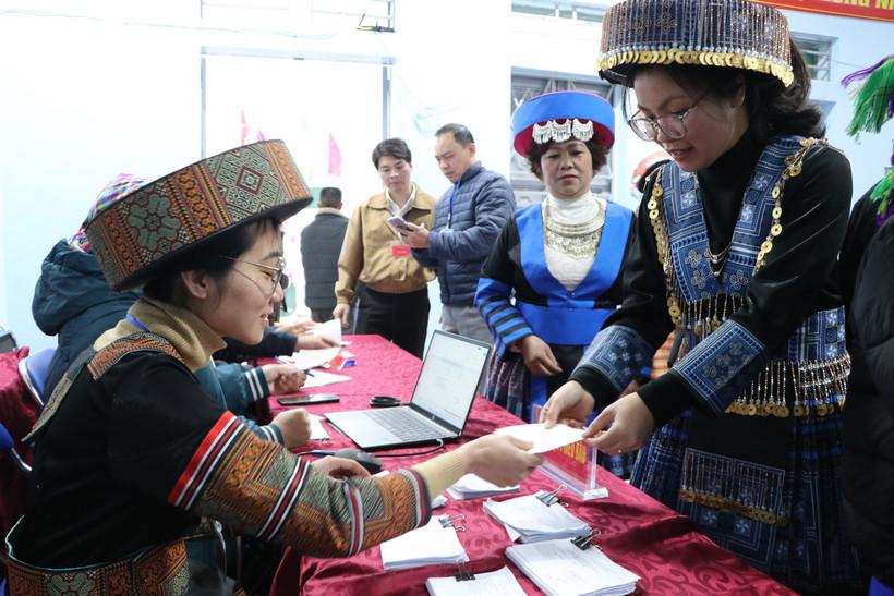 Đồng bào các dân tộc vùng biên giới phấn khởi đi bầu cử