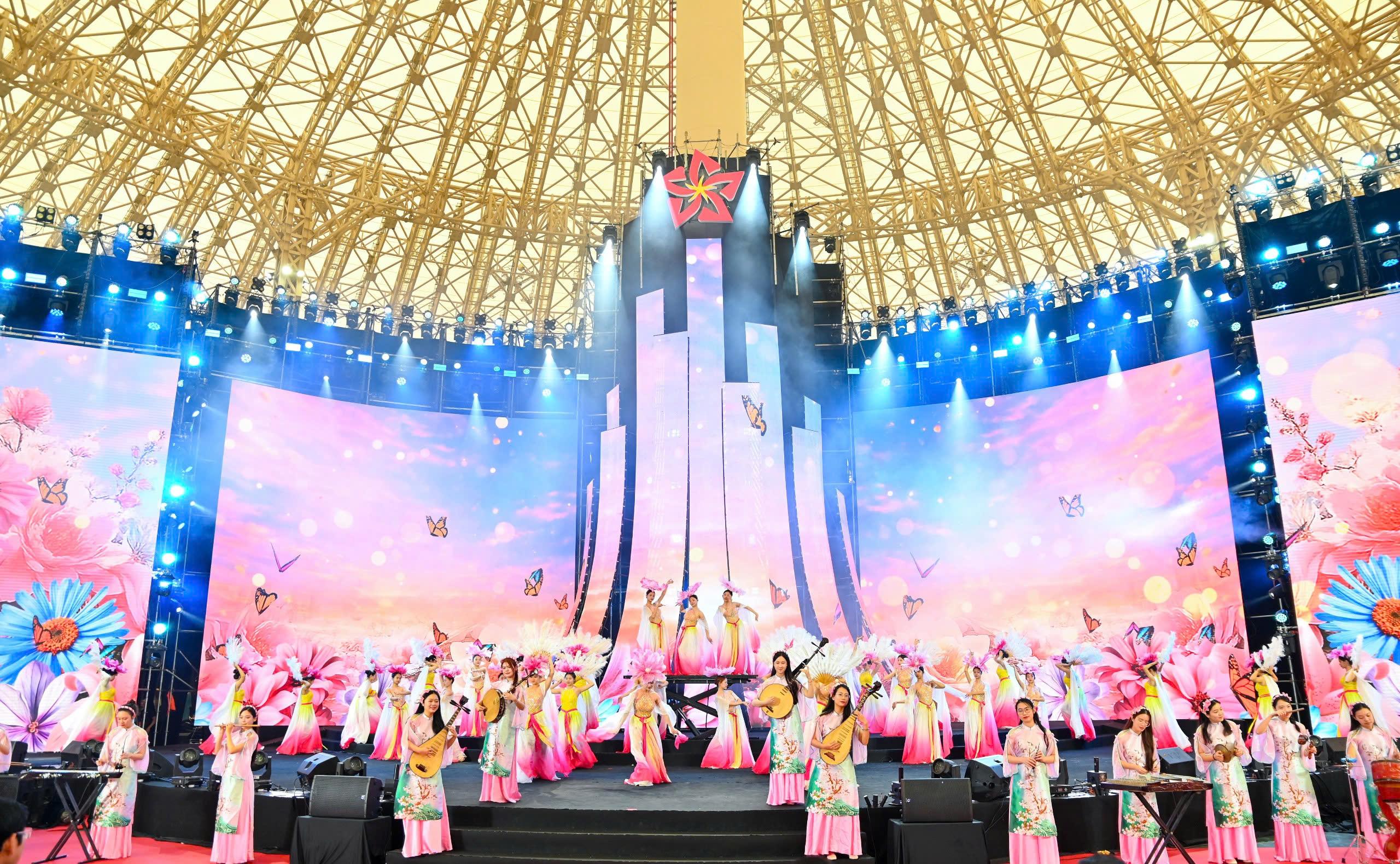 Phó Thủ tướng Bùi Thanh Sơn dự tổng duyệt Lễ bế mạc Hội chợ Mùa Xuân 2026