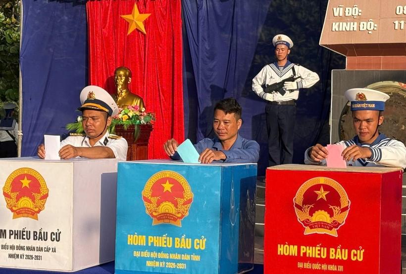 Tỉnh Khánh Hòa thi đua bầu đúng, bầu đủ, về đích sớm trong ngày hội non sông