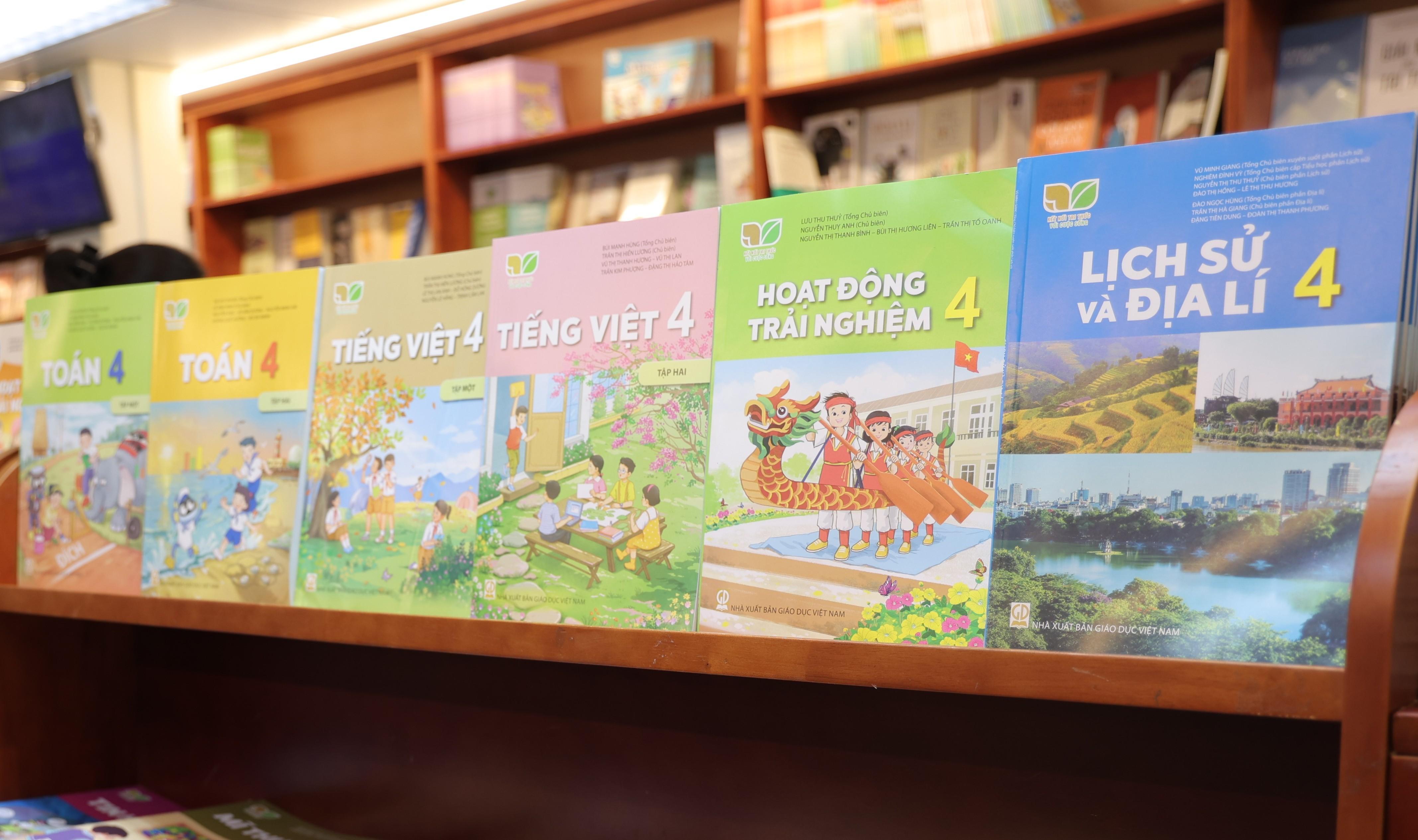 Bảo vệ trang sách của học sinh trước vấn nạn sách giả tại Hậu Giang