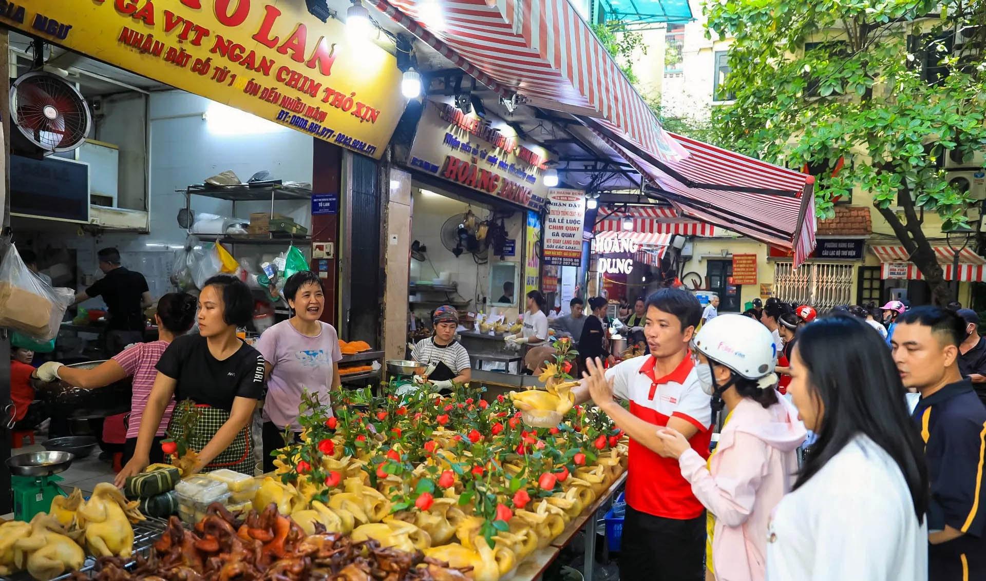 Thị trường Rằm tháng Giêng 2026: Thực phẩm dồi dào, mâm cỗ hút khách