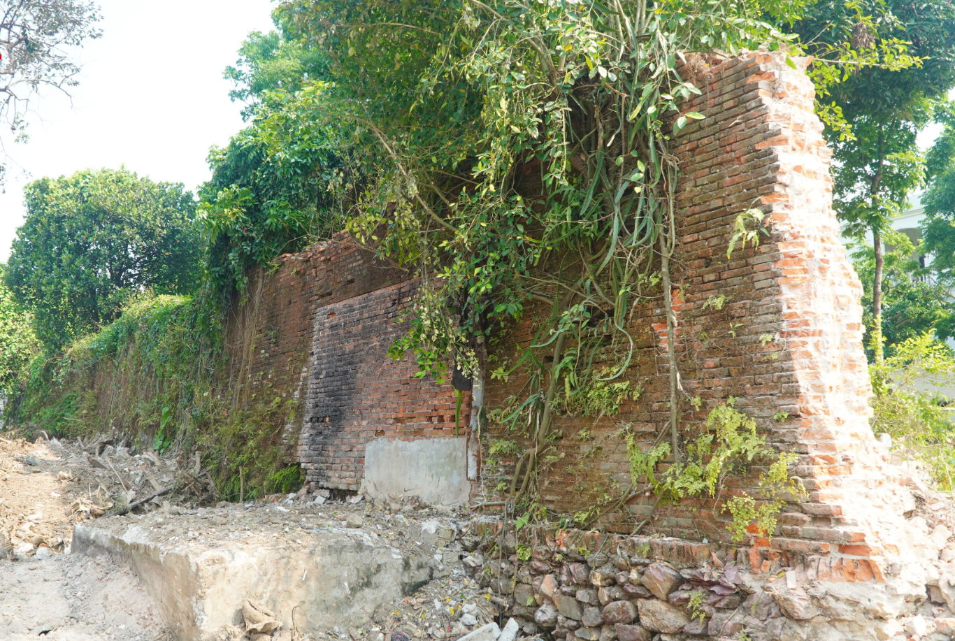 Tháo dỡ ‘bức tường ô nhục’ do Pháp xây dựng trong công trình 5 triệu m² đồ sộ bậc nhất lịch sử Việt Nam