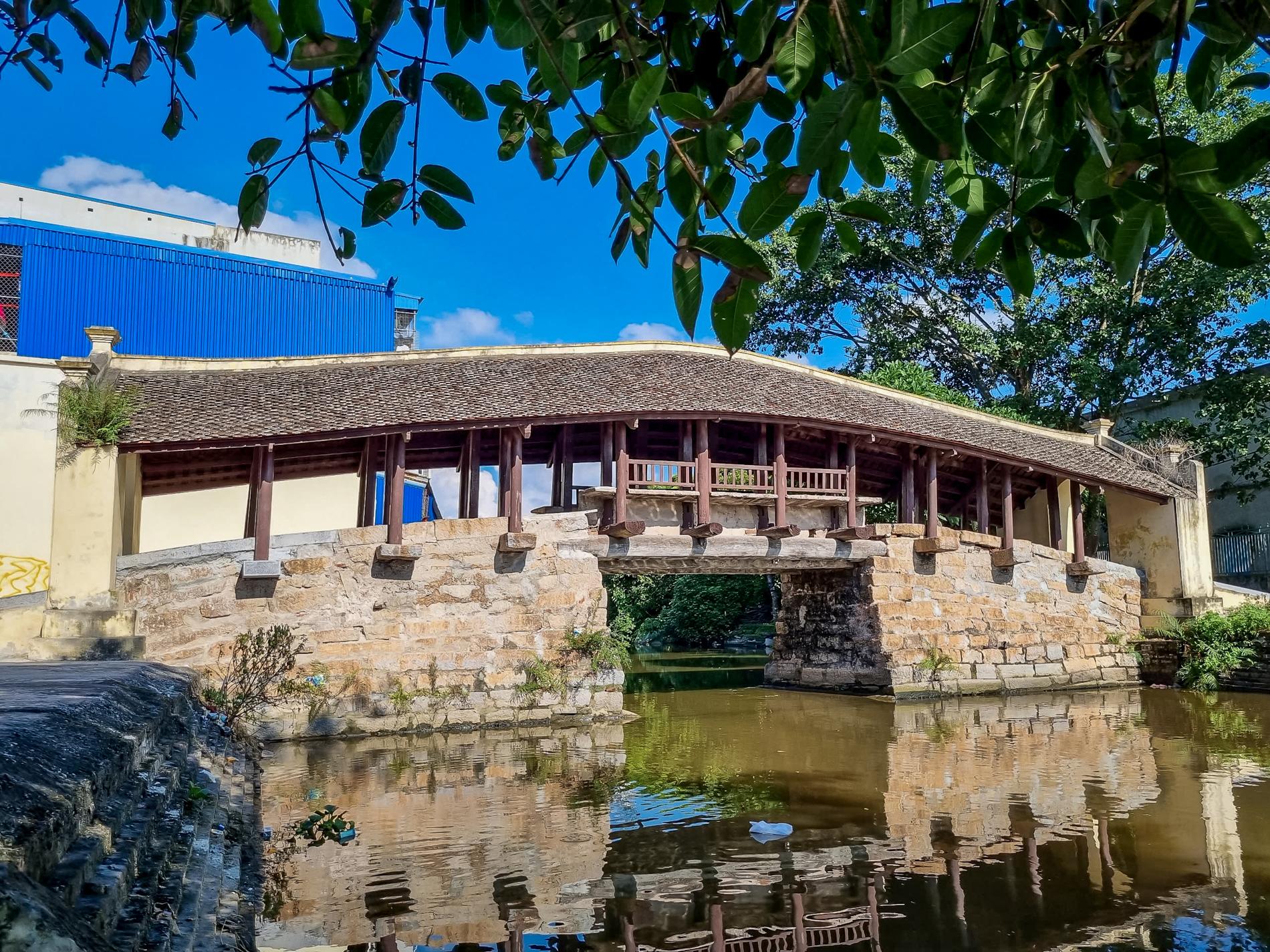 Việt Nam có cây cầu làm từ loại gỗ quý hiếm, từng bị đốt trong chiến tranh, mang kiến trúc 'thượng gia hạ kiều' độc đáo