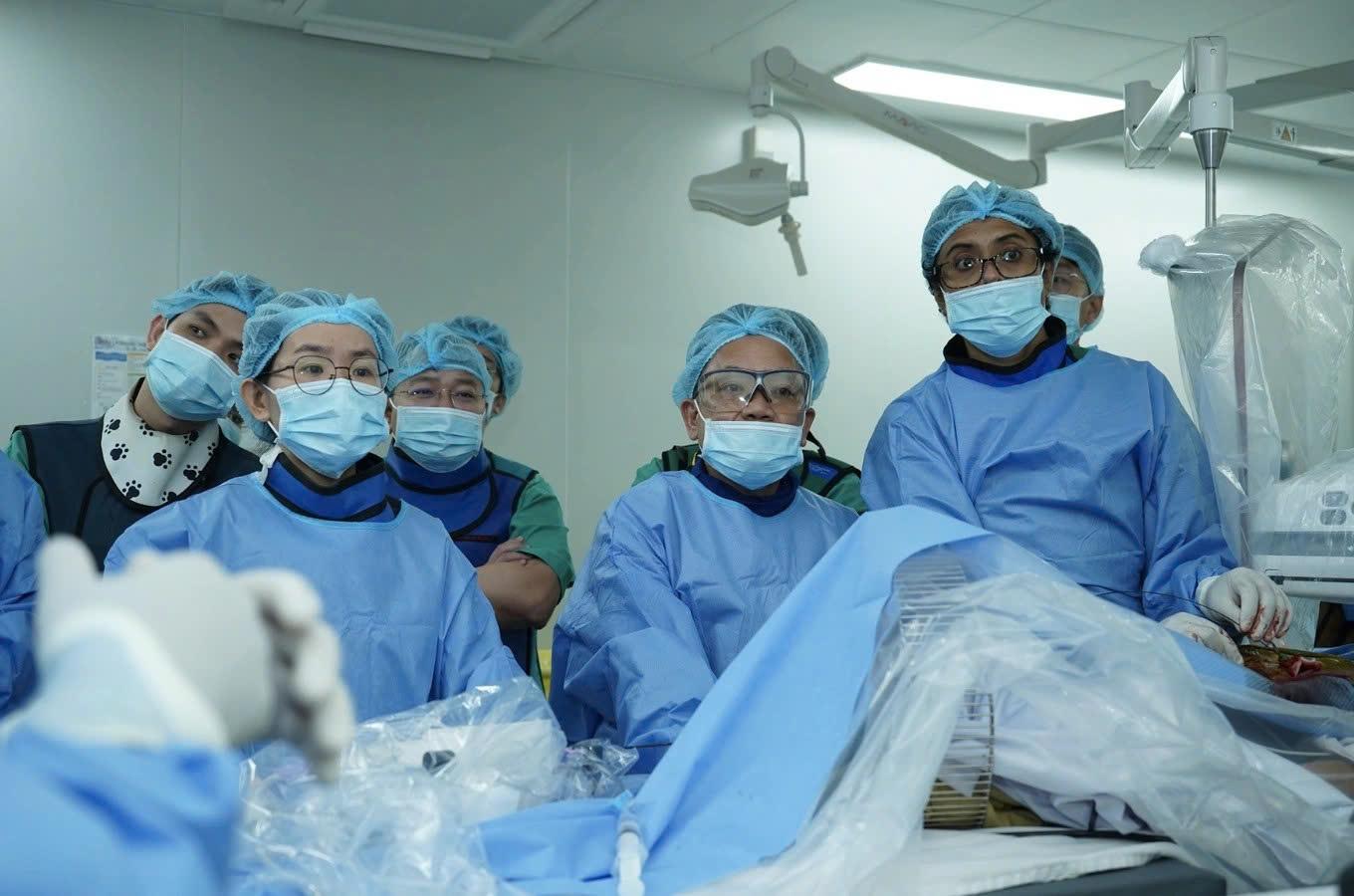 Lần đầu tại Việt Nam, dùng laser 'đục' mảng xơ vữa, cứu chân bệnh nhân hoại tử nguy kịch