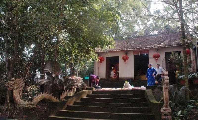 Vị hoàng đế đầu tiên trong lịch sử Việt Nam, được thờ tại ngôi đền là Di tích Quốc gia nổi tiếng