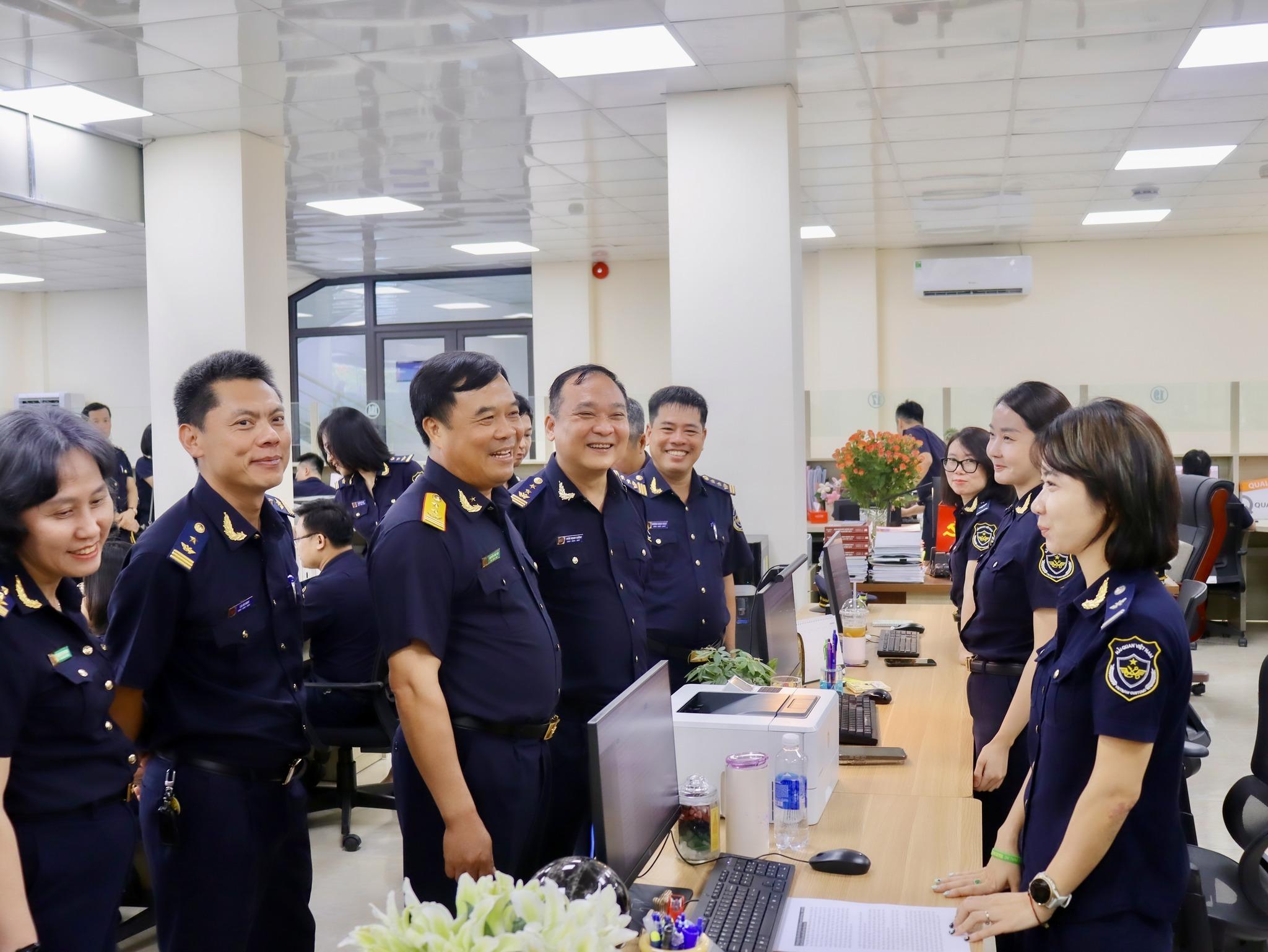 Gần 400 tờ khai được xử lý thông suốt trong ngày đầu thí điểm thông quan tập trung Gần 400 tờ khai được xử lý thông suốt trong ngày đầu thí điểm thông quan tập trung