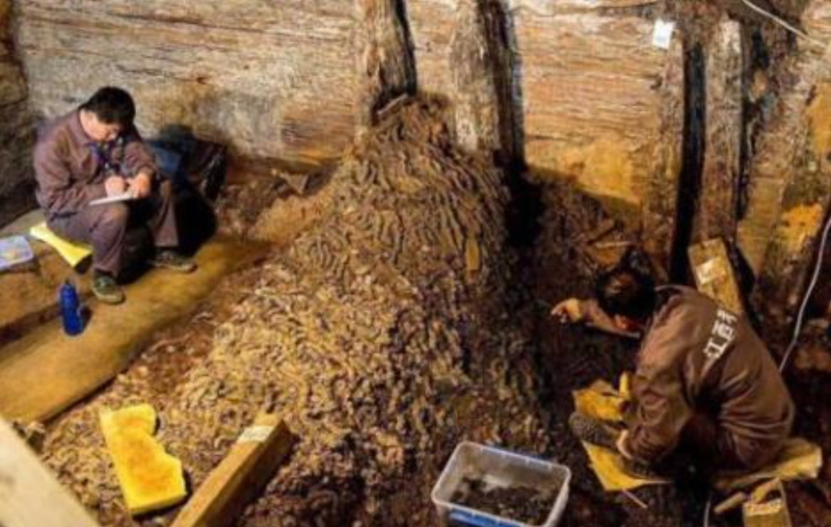 Phong tỏa khẩn cấp, tịch thu 3 tấn tiền xu trị giá 2 tỷ đồng được người dân phát hiện trong hang đá