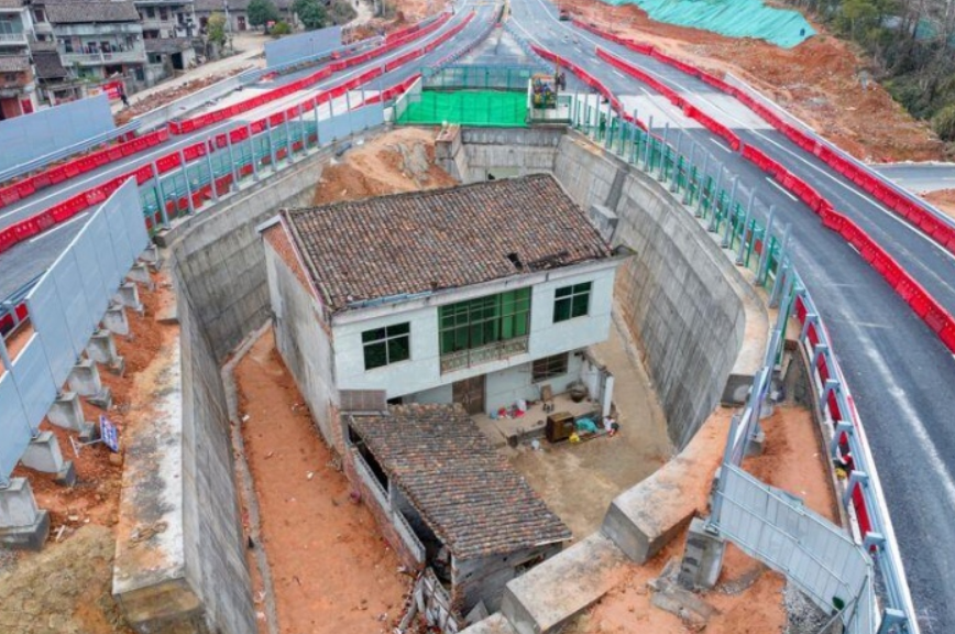 Chủ nhà không chịu di dời khiến dự án tuyến quốc lộ phải 'uốn cong', tuyên bố không chấp nhận mức đền bù 6 tỷ đồng: Câu chuyện gây chú ý ở Trung Quốc! Chủ nhà không chịu di dời khiến dự án tuyến quốc lộ phải 'uốn cong', tuyên bố không chấp nhận mức đền bù 6 tỷ đồng: Câu chuyện gây chú ý ở Trung Quốc!
