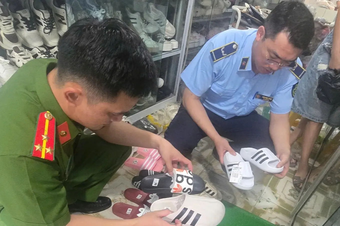 Hưng Yên phát hiện 6 hộ kinh doanh buôn bán hàng giả mạo nhãn hiệu Adidas, Nike