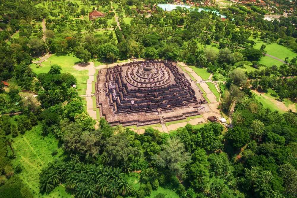 2 triệu khối đá xếp chồng không cần vữa, tạo nên ngôi đền Phật giáo lớn nhất thế giới, là Di sản được UNESCO công nhận
