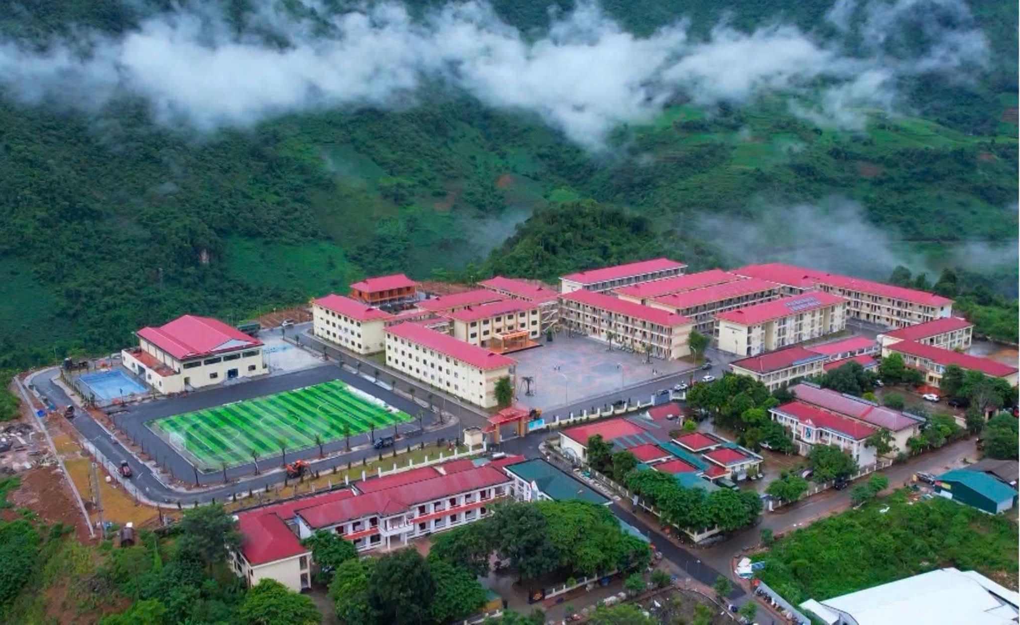 Choáng ngợp ngôi trường 260 tỷ do Bộ Công an xây dựng ở vùng biên giới: Ẩn mình giữa mây núi, quy mô hơn 1.100 học sinh