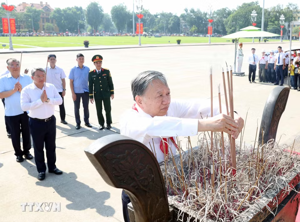 Tổng Bí thư, Chủ tịch nước Tô Lâm dâng hương tưởng nhớ Chủ tịch Hồ Chí Minh Tổng Bí thư, Chủ tịch nước Tô Lâm dâng hương tưởng nhớ Chủ tịch Hồ Chí Minh