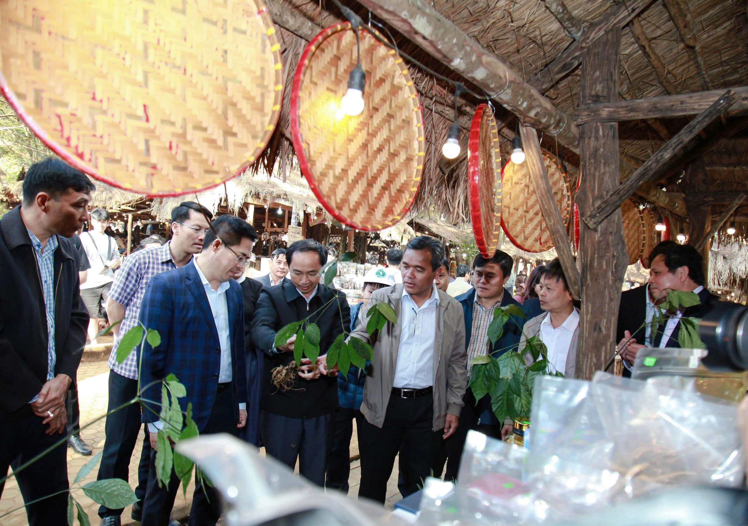 Phiên chợ nông sản và dược liệu Măng Đen 2026: Giao thoa văn hóa, kết nối tiêu thụ vùng cao Phiên chợ nông sản và dược liệu Măng Đen 2026: Giao thoa văn hóa, kết nối tiêu thụ vùng cao