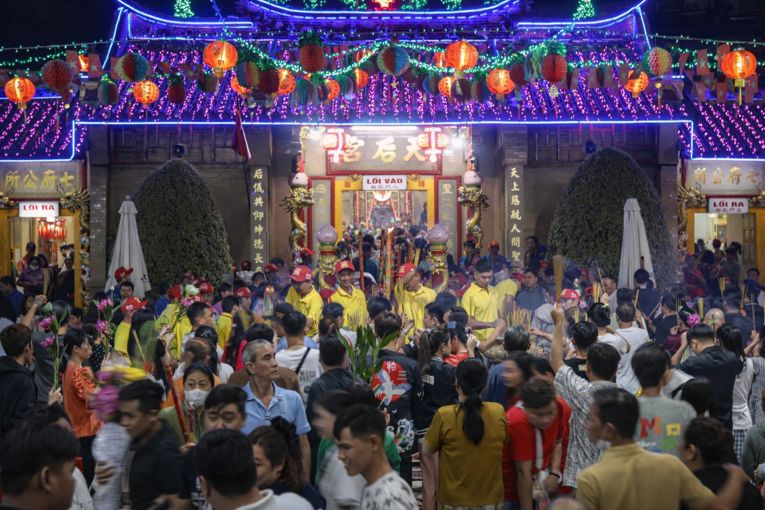 Dòng người vây kín chùa Bà Thiên Hậu, chen lấn bốc tro lư hương cầu may