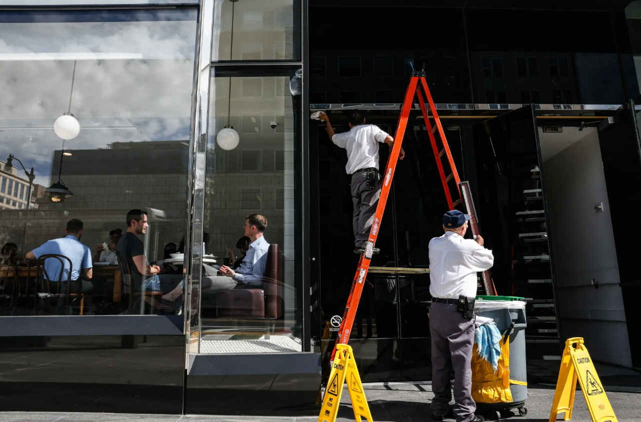 Thị trường việc làm Mỹ bất ngờ vượt kỳ vọng, Fed tiếp tục đối mặt bài toán lãi suất