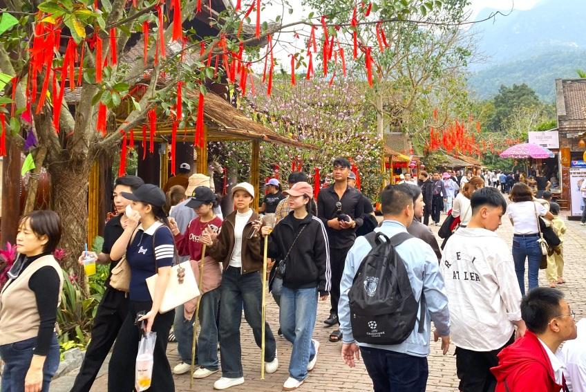 Doanh thu du lịch Quảng Ninh “leo thang”, khách ùn ùn đổ về