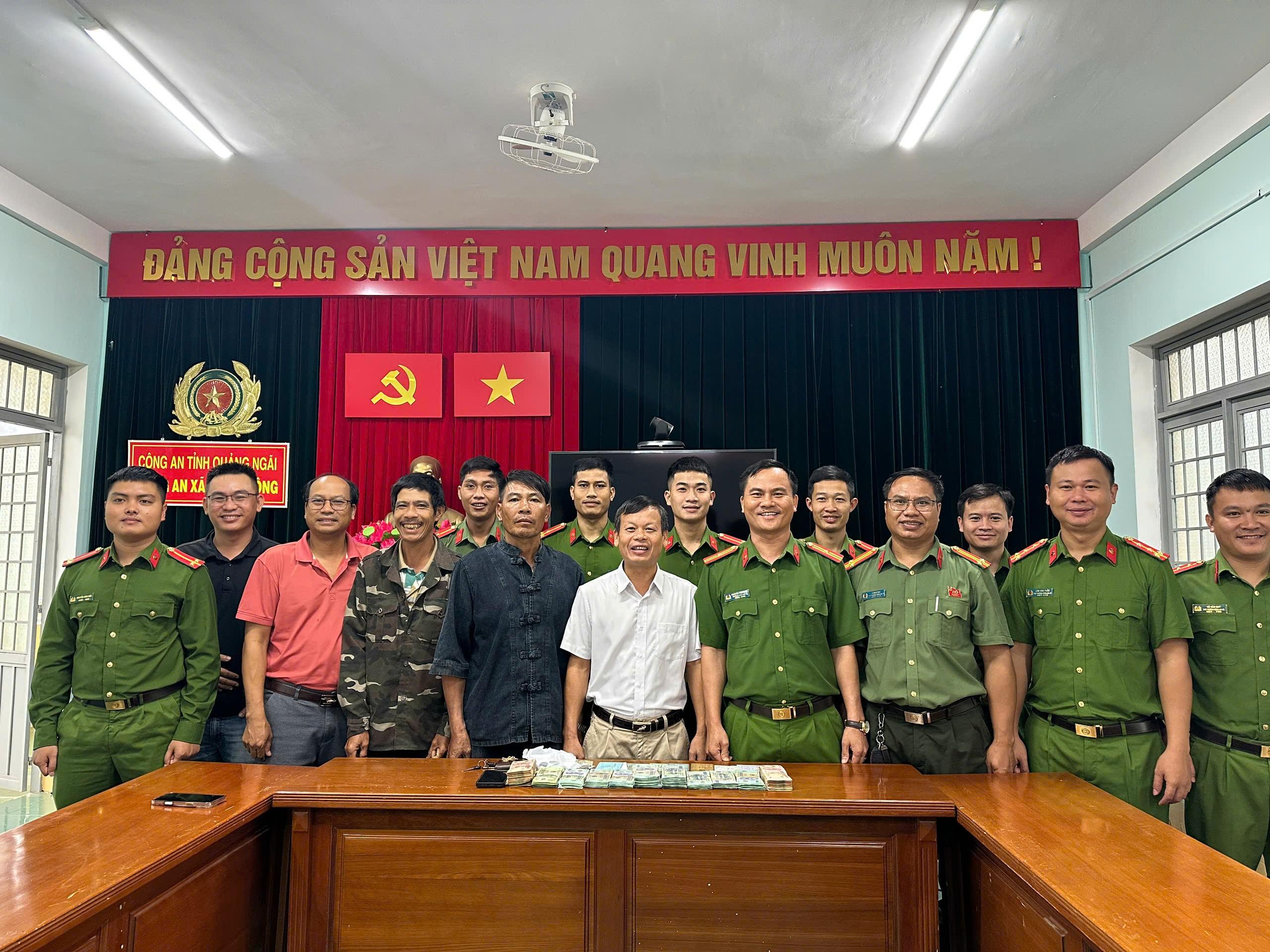 Thưởng nóng lực lượng Công an xã Tu Mơ Rông sau vụ giải cứu người đàn ông đi lạc 550km, bảo toàn hơn 1,2 tỷ đồng tài sản Thưởng nóng lực lượng Công an xã Tu Mơ Rông sau vụ giải cứu người đàn ông đi lạc 550km, bảo toàn hơn 1,2 tỷ đồng tài sản