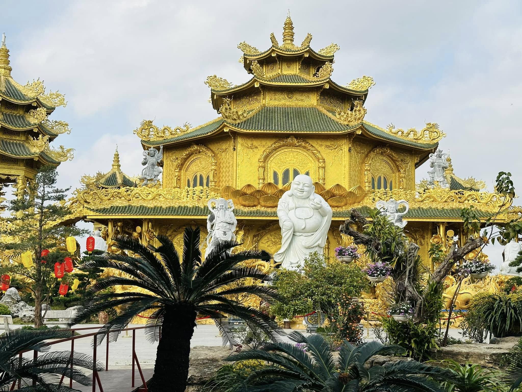 Phát hiện ngôi chùa 'dát vàng' được ví như Thái Lan thu nhỏ, cách Hà Nội chưa đầy 1 giờ di chuyển