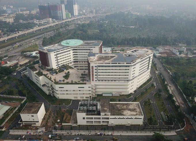 Bệnh viện hiếm hoi ở Việt Nam có sân đỗ trực thăng, được đầu tư gần 6.000 tỷ đồng, sở hữu khu xạ trị rộng hơn 1.000m² hiện đại bậc nhất cả nước Bệnh viện hiếm hoi ở Việt Nam có sân đỗ trực thăng, được đầu tư gần 6.000 tỷ đồng, sở hữu khu xạ trị rộng hơn 1.000m² hiện đại bậc nhất cả nước