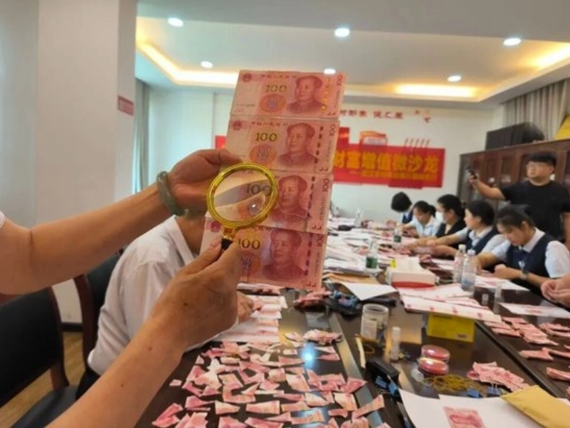 Cụ ông 80 tuổi xé nát hơn 1 tỷ đồng tiền dưỡng già thành 15.000 mảnh vụn: Ngân hàng phải huy động hơn 10 nhân viên dùng nhíp gắp từng mảnh, soi kính lúp để ghép lại Cụ ông 80 tuổi xé nát hơn 1 tỷ đồng tiền dưỡng già thành 15.000 mảnh vụn: Ngân hàng phải huy động hơn 10 nhân viên dùng nhíp gắp từng mảnh, soi kính lúp để ghép lại