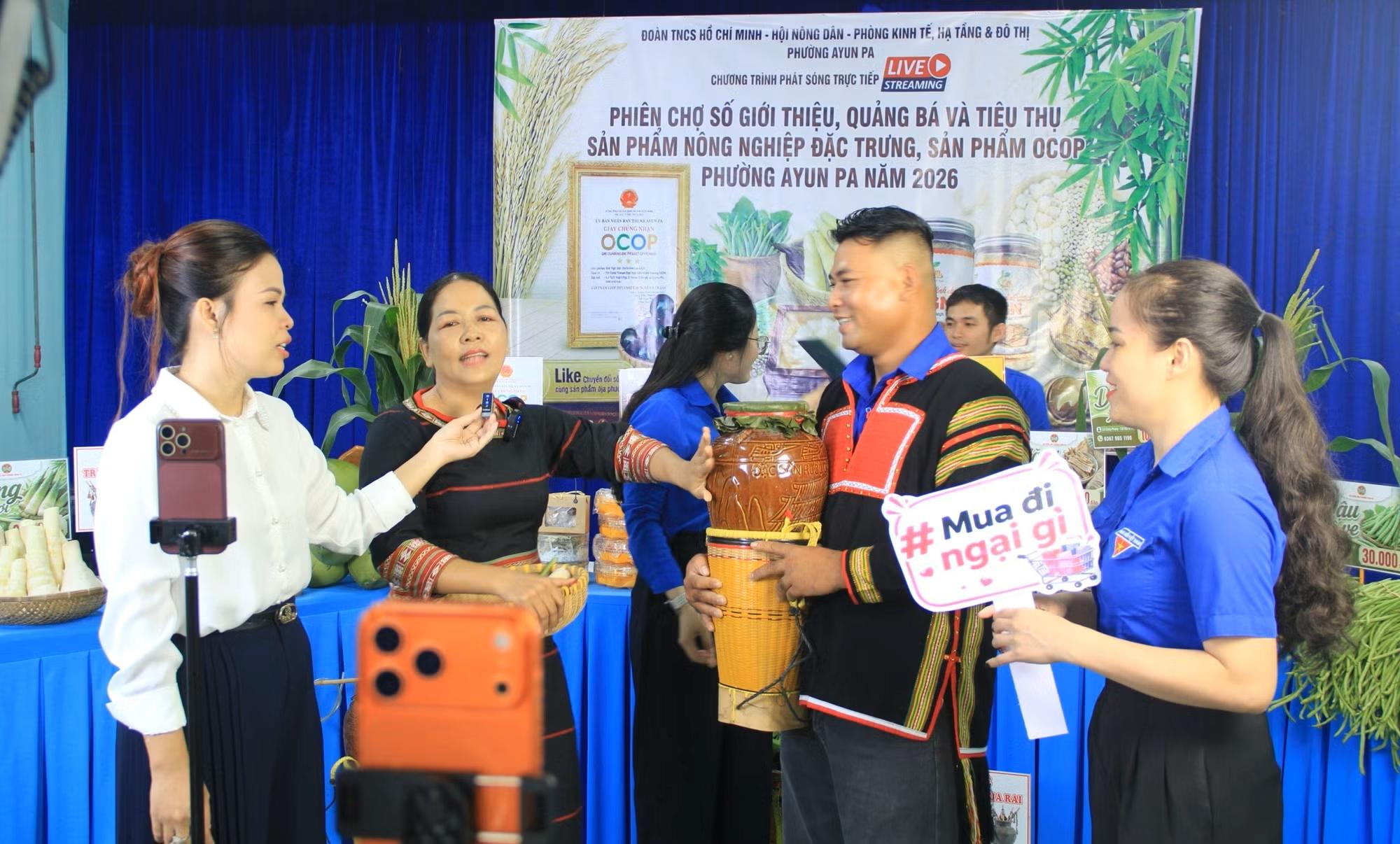 Phiên chợ trực tuyến tại Ayun Pa thu gần 30 triệu đồng từ nông sản và sản phẩm OCOP Phiên chợ trực tuyến tại Ayun Pa thu gần 30 triệu đồng từ nông sản và sản phẩm OCOP