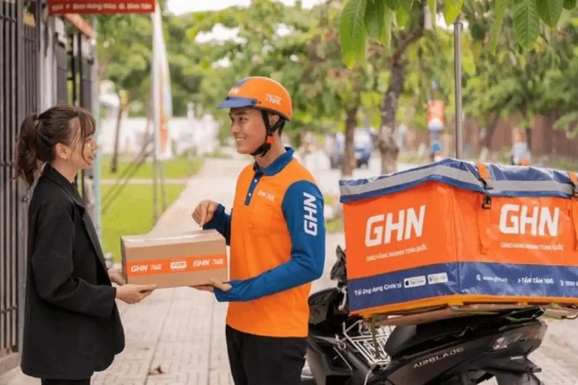 Đề xuất giảm mức miễn thuế hàng ngoại từ 1 triệu xuống còn 100.000 đồng