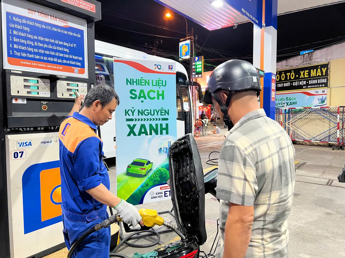 Điều chỉnh giá xăng dầu trong nước giữa bối cảnh thị trường năng lượng thế giới biến động Điều chỉnh giá xăng dầu trong nước giữa bối cảnh thị trường năng lượng thế giới biến động