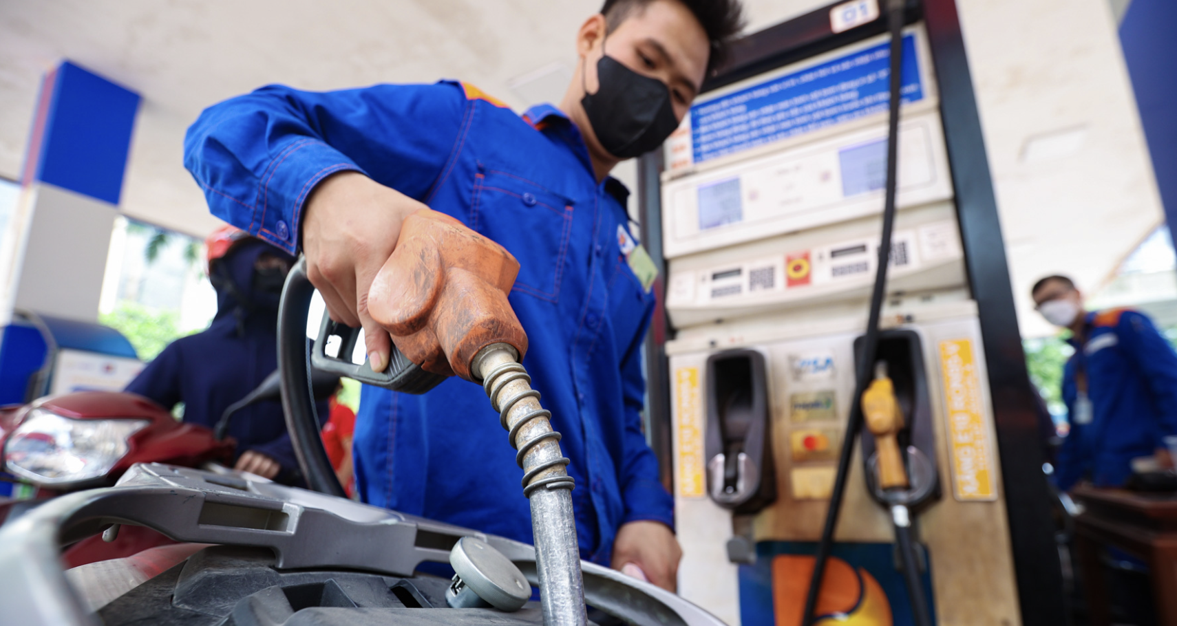 Đề xuất cho phép cây xăng tự quyết giá bán thay vì chờ nhà nước