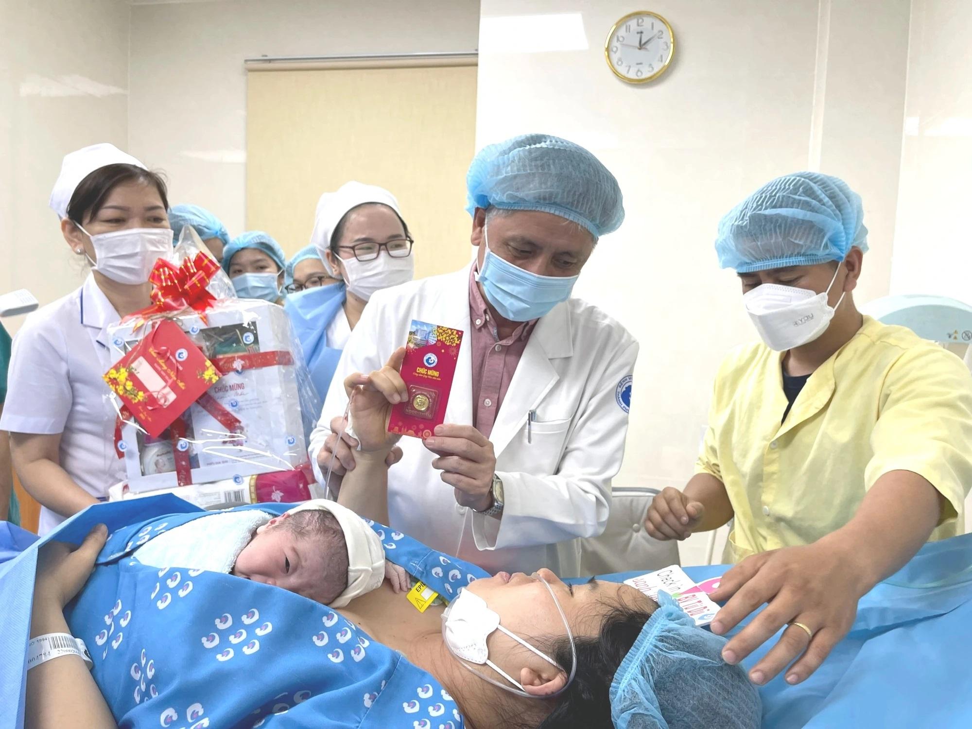 Bộ Y tế đề xuất hỗ trợ tiền mặt, hiện vật cho thai phụ và trẻ dưới 12 tháng tuổi