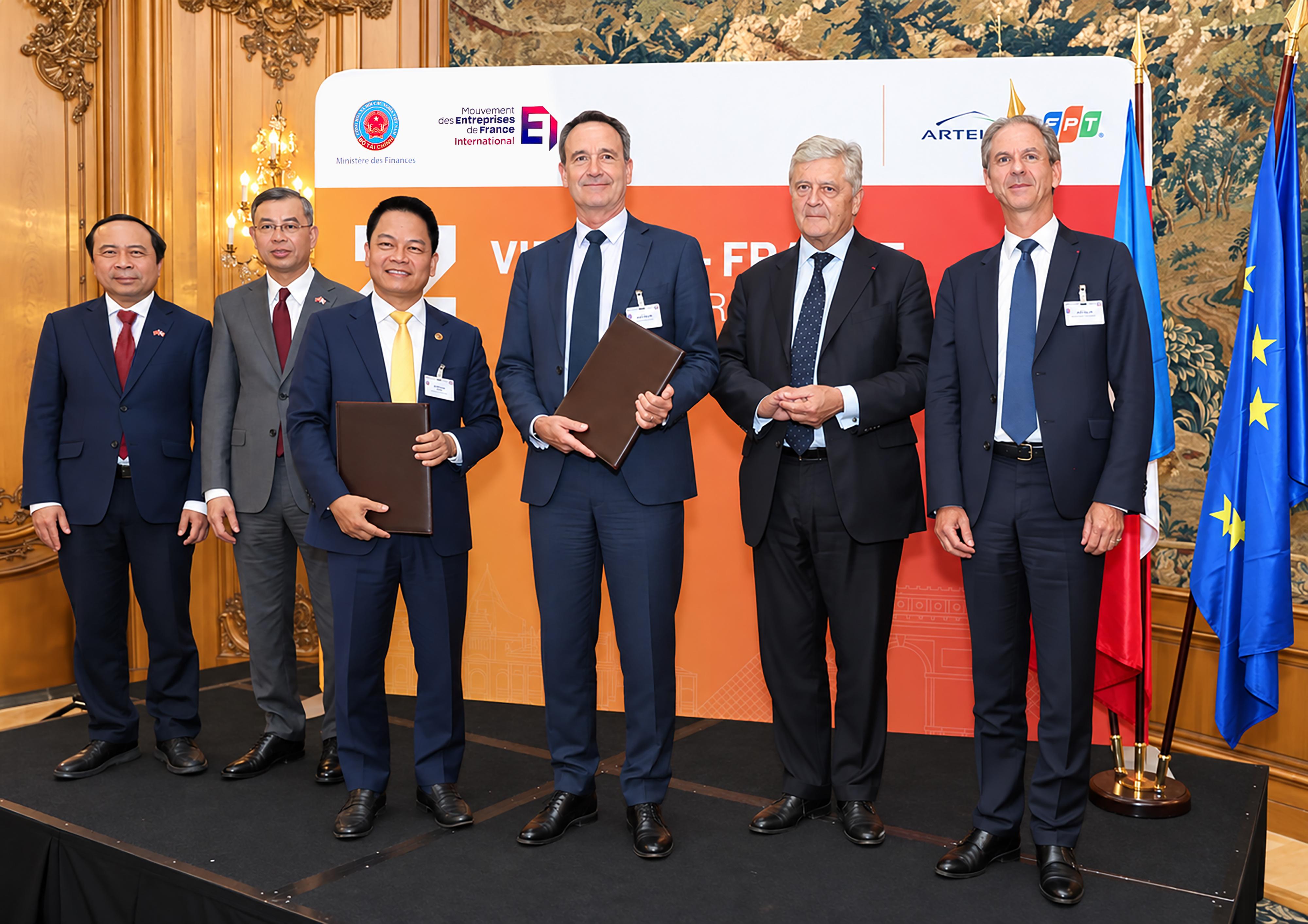 anh-1_ong-nguyen-ngoc-nghi-pho-tong-giam-doc-t-t-group-chu-tich-t-t-energy-group-va-ong-arnaud-lenail-chouteau-pho-chu-tich-cap-cao-kiem-tong-giam-doc-totale_1789956308.jpg
