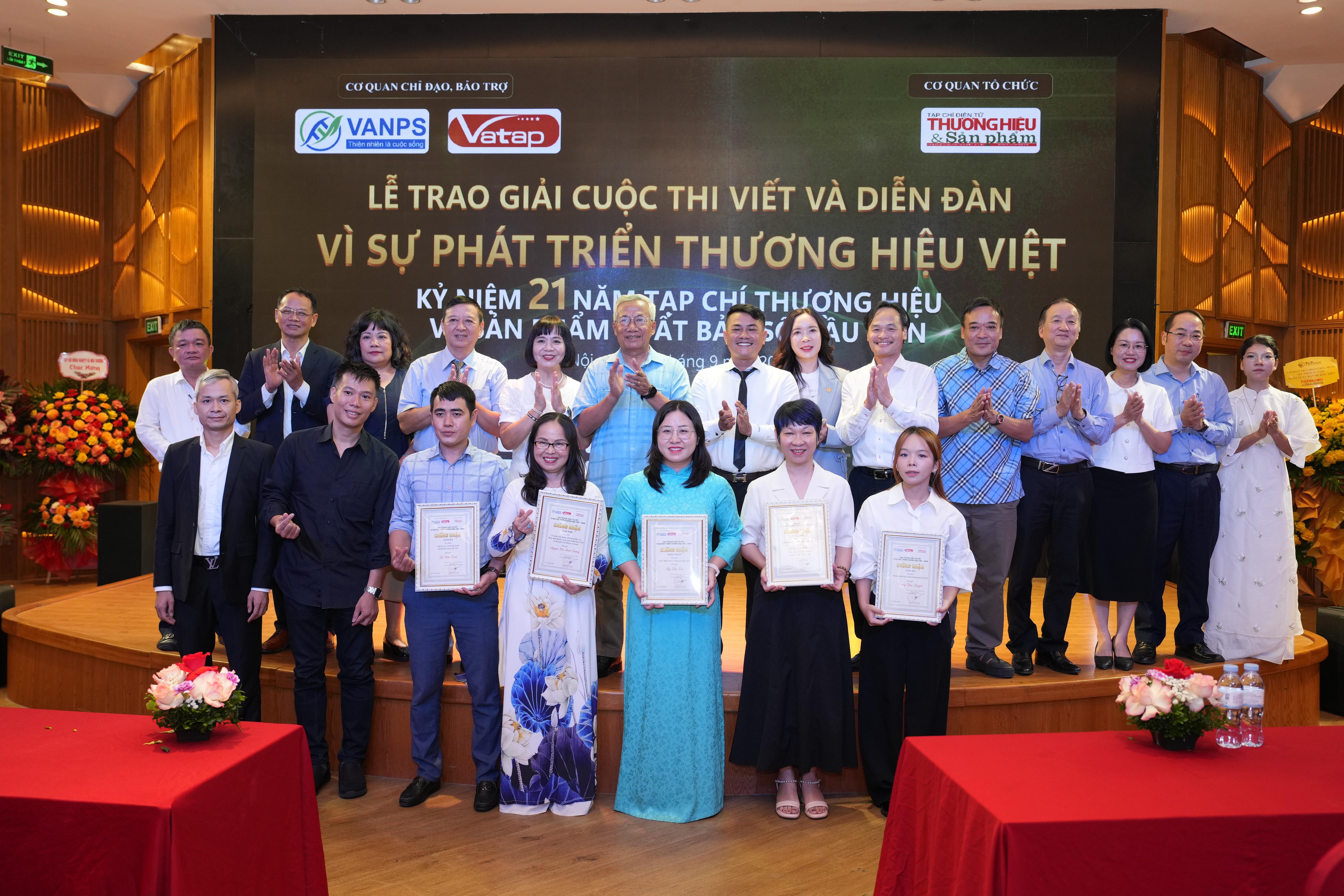 Chùm ảnh: Lễ trao giải và vinh danh Cuộc thi viết "Vì sự phát triển thương hiệu Việt"