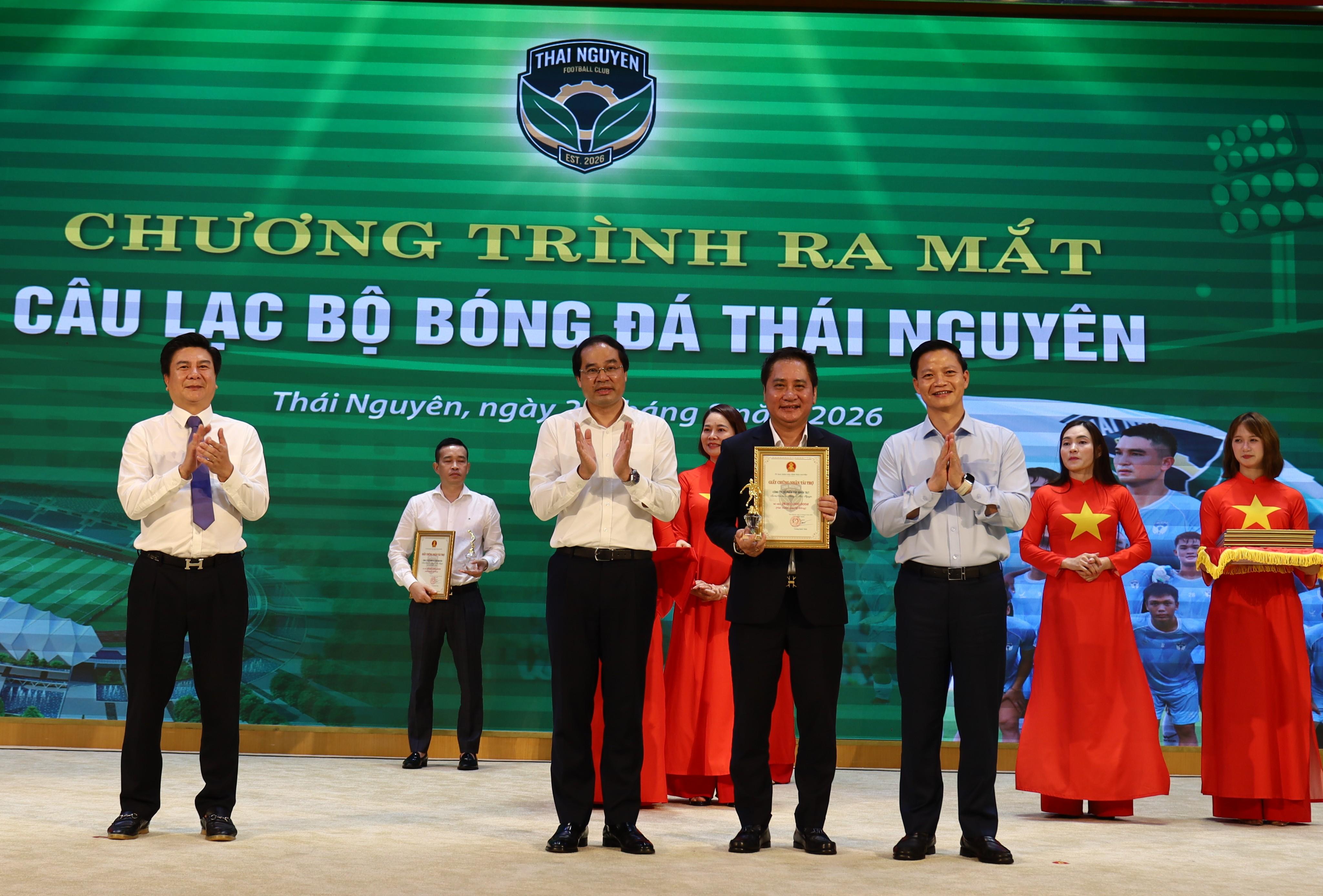Bóng đá Thái Nguyên: Bầu Hiển đi trước, nhiều người cùng chung tay