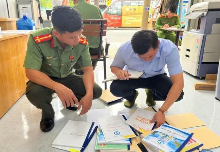 Quán photocopy in sách giáo khoa, giáo trình của 3 nhà xuất bản bán lấy tiền