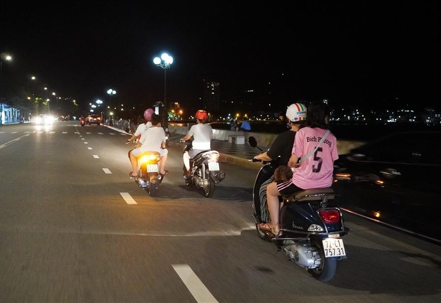 Thời gian bật đèn của ô tô, xe máy theo quy định mới: Xe đạp sẽ áp dụng thế nào?
