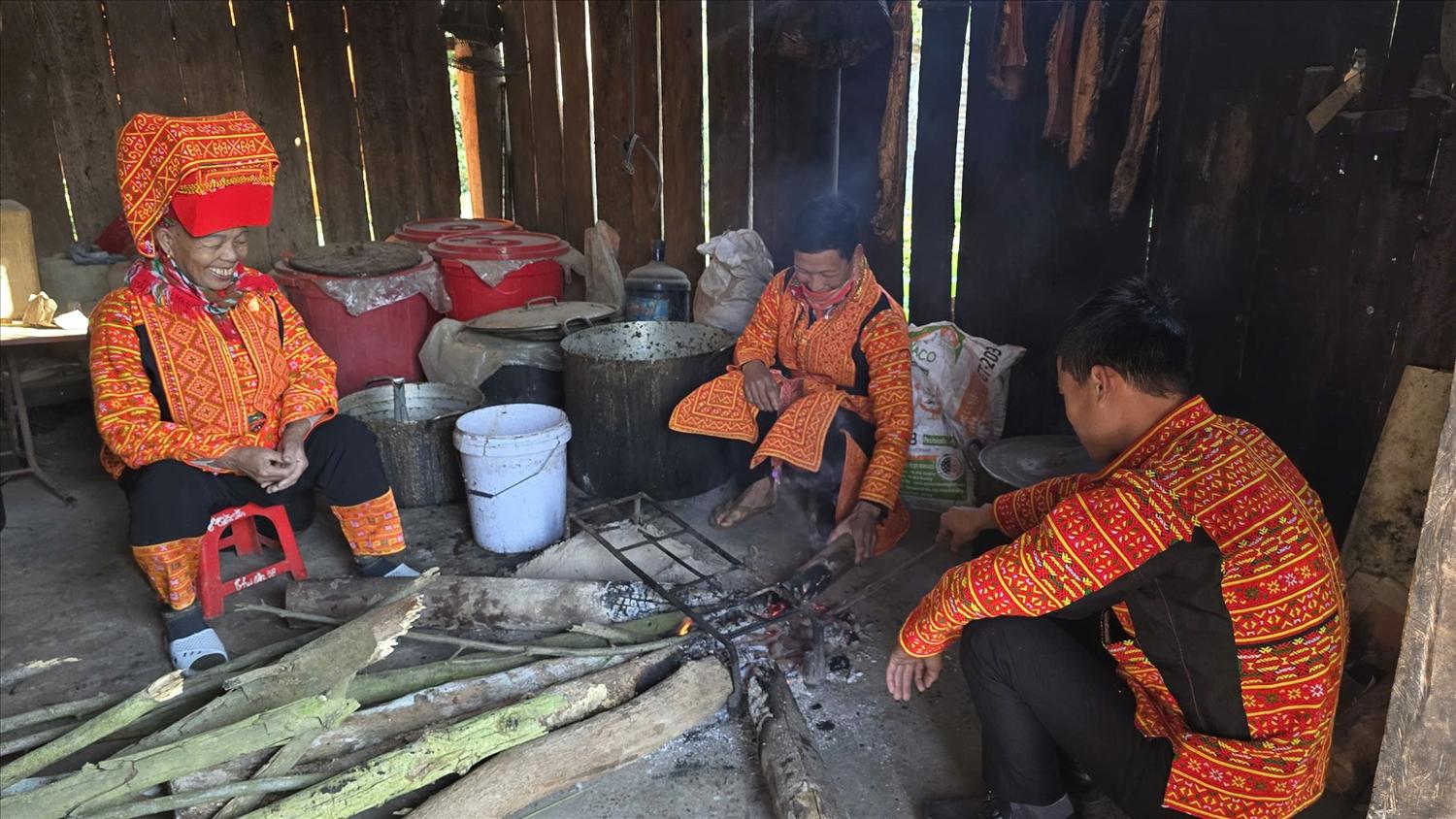 Rộn ràng không khí đón tết sớm của đồng bào Dao