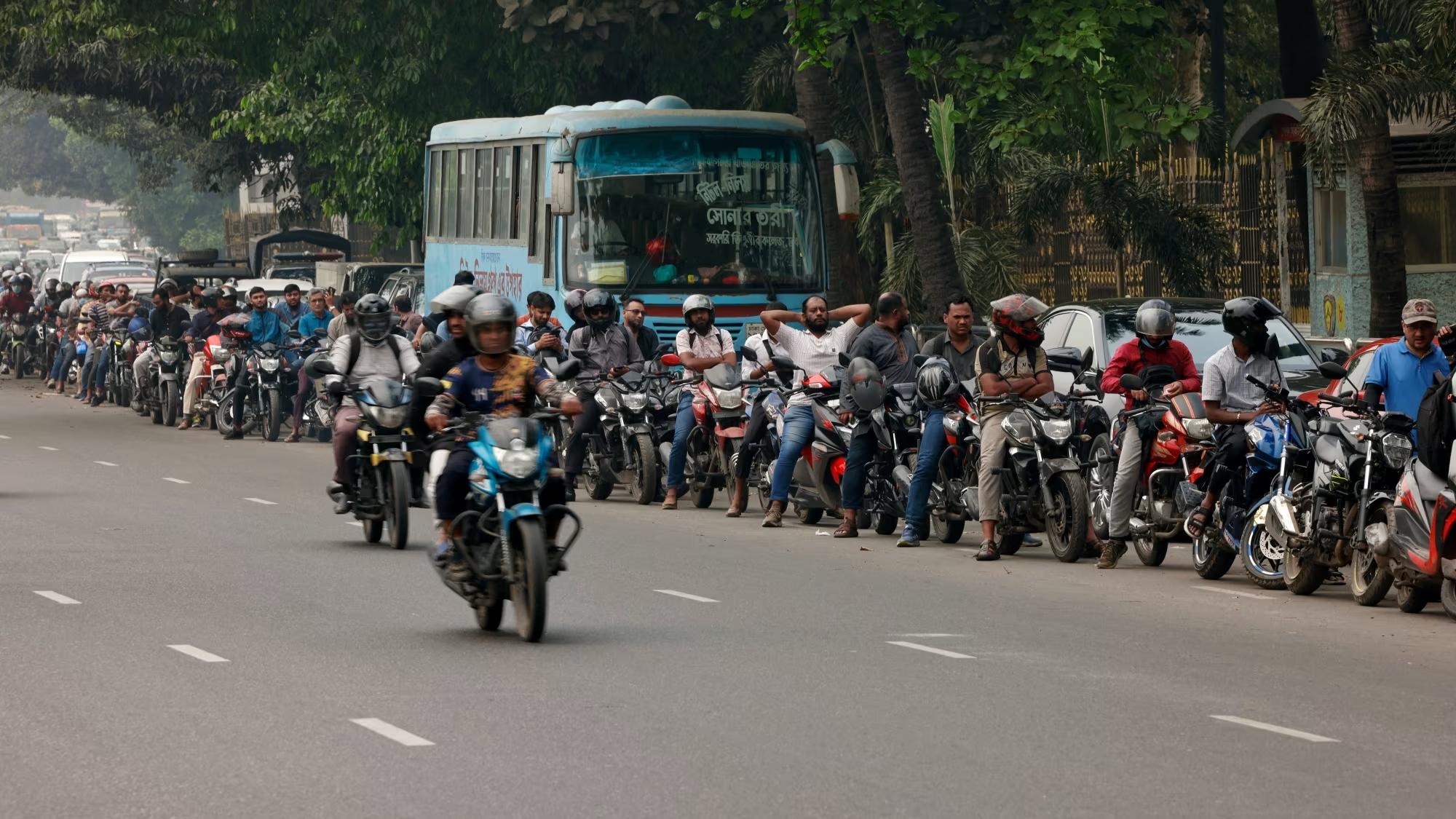 Quốc gia châu Á thiếu xăng trầm trọng: Dân xếp hàng từ tờ mờ sáng để mua vài lít xăng, có tiền cũng không mua được Quốc gia châu Á thiếu xăng trầm trọng: Dân xếp hàng từ tờ mờ sáng để mua vài lít xăng, có tiền cũng không mua được