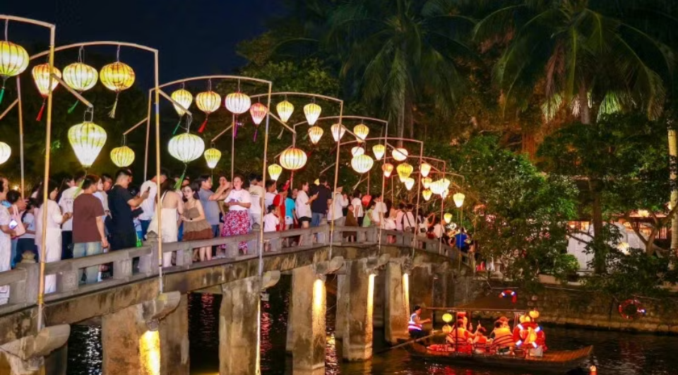 Du lịch Việt Nam bùng nổ dịp lễ, cán mốc 12 triệu lượt khách