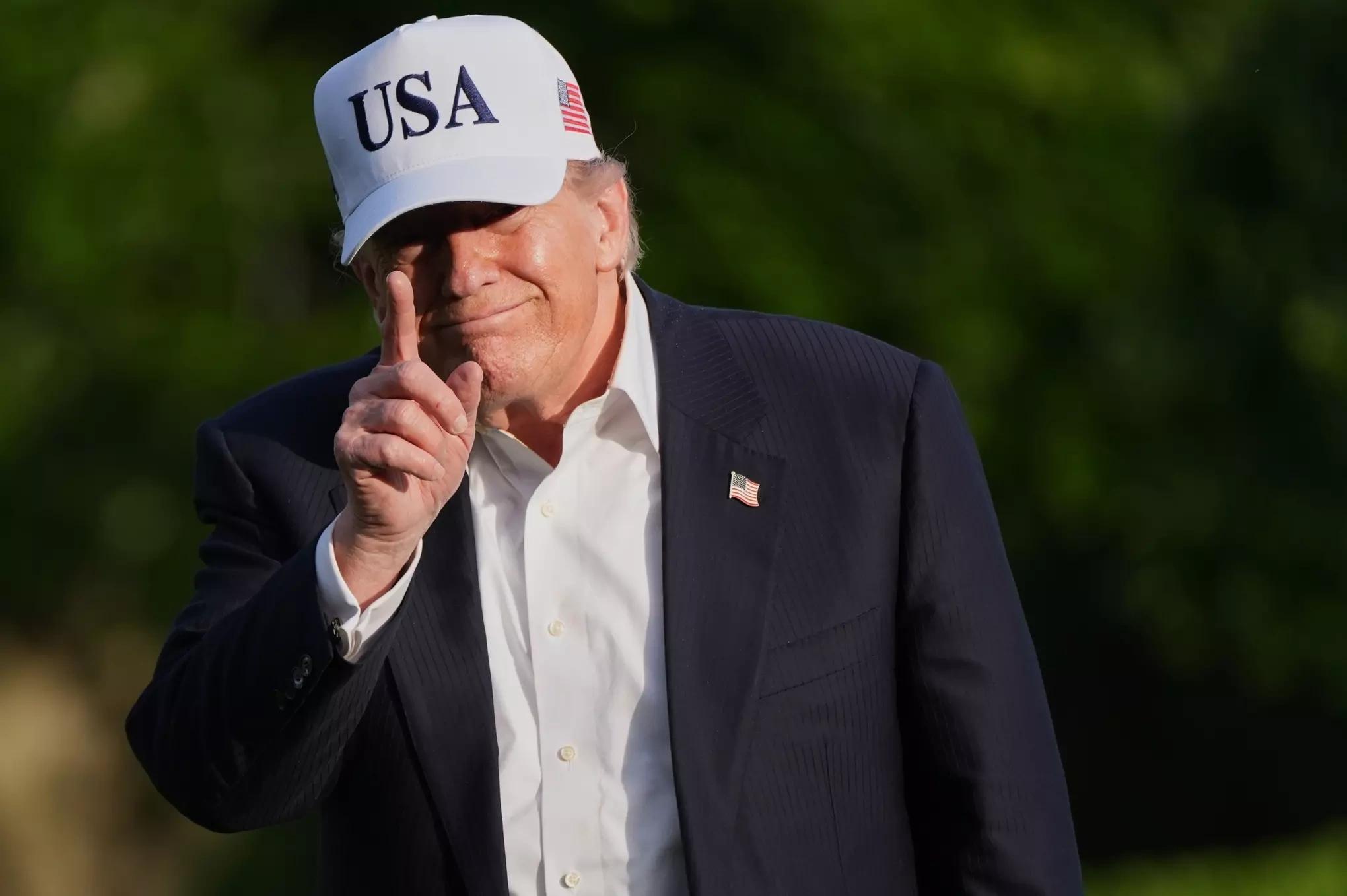 Ông Trump được tặng nhẫn kim cương to như mặt đồng hồ Ông Trump được tặng nhẫn kim cương to như mặt đồng hồ