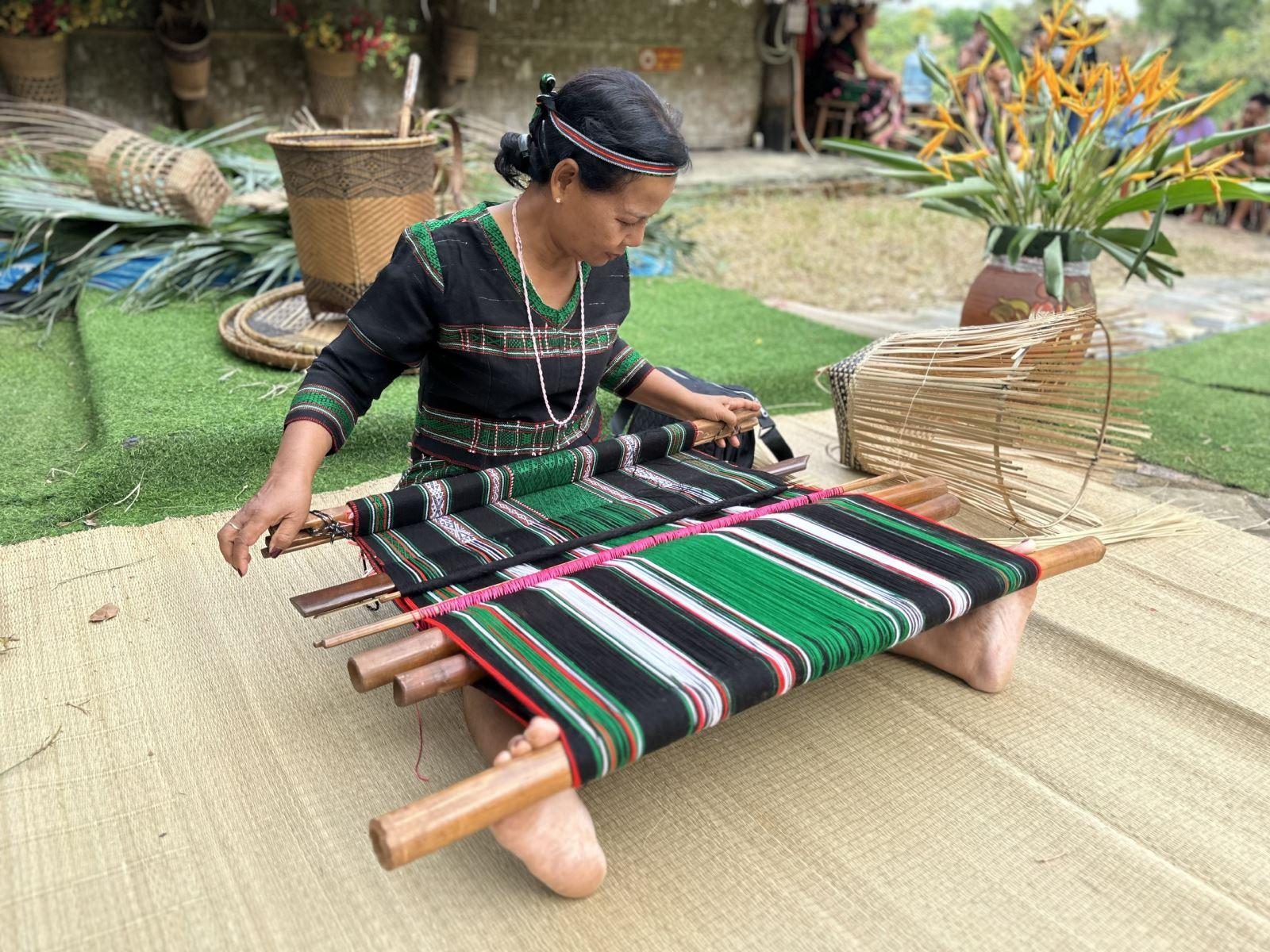 Giữ hồn thổ cẩm Mnông giữa nhịp sống mới Giữ hồn thổ cẩm Mnông giữa nhịp sống mới