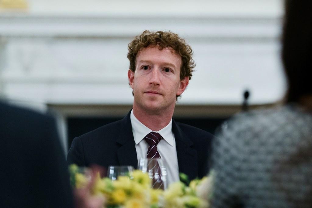 Sa thải 8.000 nhân viên vì AI, Mark Zuckerberg bị chỉ trích khi tuyên bố 'AI tạo thêm việc làm'