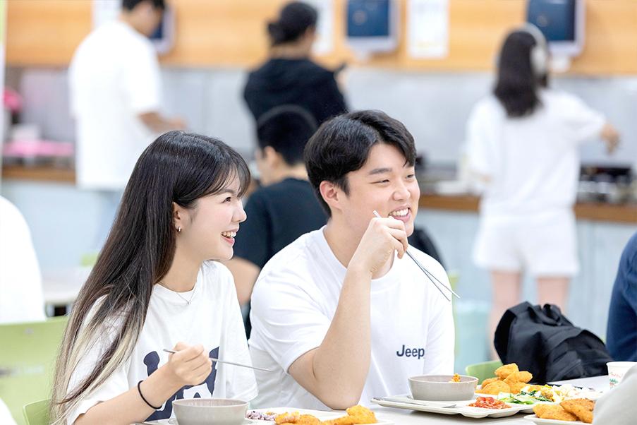 Sinh viên đổ xô đến các chùa chiền để ăn chực: Chuyện gì đang xảy ra ở siêu cường châu Á?